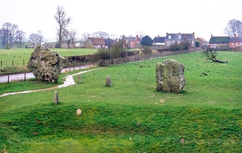 Avebury, stone circle, henge, megalith, Neolithic, UNESCO World Heritage Site, Wiltshire, England, prehistoric monument, sarsen stone, archaeology, Stonehenge, Early Bronze Age, ceremonial site, ritual landscape, Alexander Keiller, National Trust, ancient monument, archaeological site, Neolithic Britain, sacred landscape, prehistoric astronomy, ancient Britain, heritage site, Kaleidos, Kaleidos images, La parole à l'image, Tarek Charara